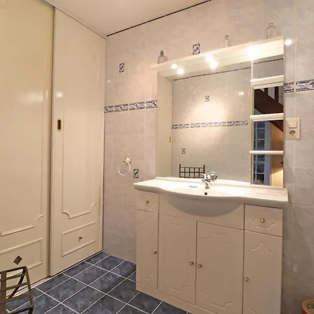 élégant Manoir Avec Jardin Et Cheminée, à - Fr-1-497-180